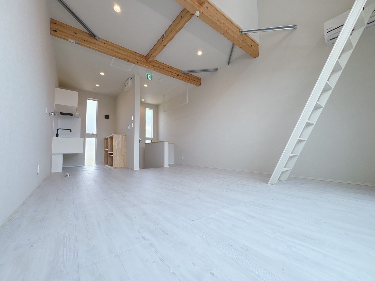 居室・リビング　広々としたLDK。白を基調とした清潔感あふれる造りです。