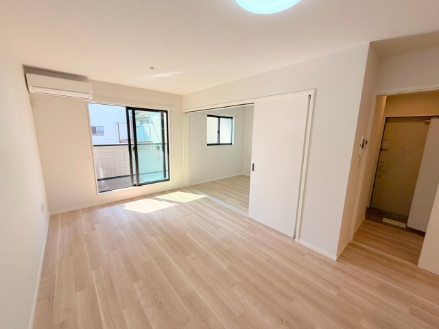 居室・リビング　明るく広々としたリビングです。