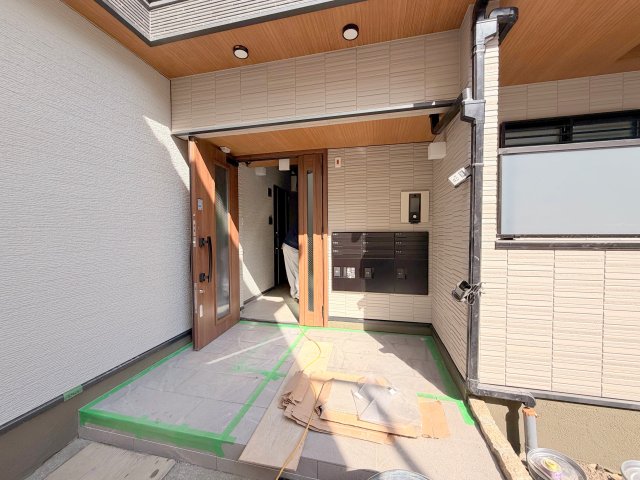 エントランス　オシャレなエントランスは安心のオートロック付きです。