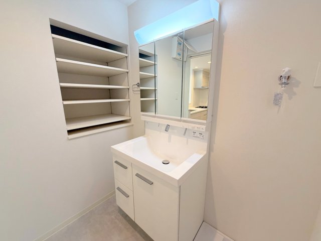 洗面設備　身支度が出来る独立洗面台です。