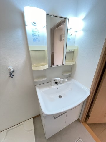 洗面設備　ゆったりとスペースのある洗面所