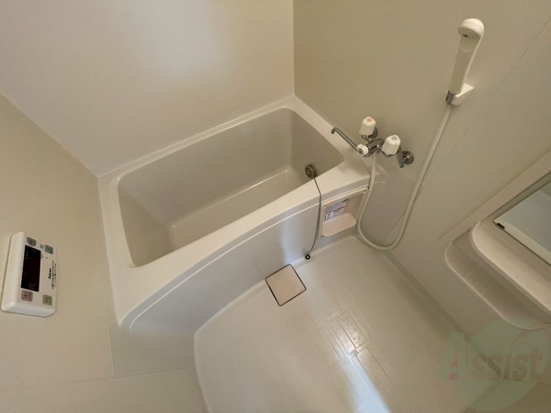 バス・シャワールーム　バスルームはこちらです。広々としてゆったり休めます。