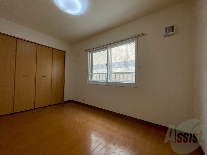 その他部屋・スペース　６帖の洋室です。広々として、きれいですね。