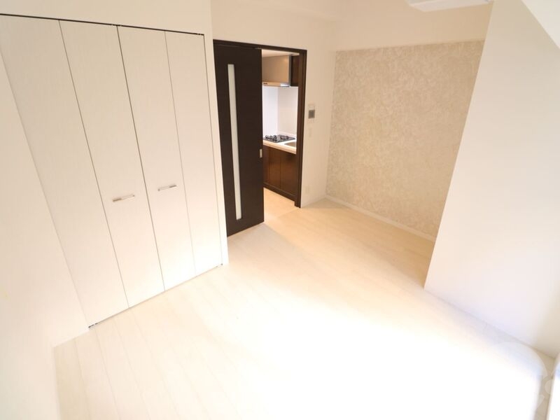 居室・リビング　８．２帖の広々とした洋室です