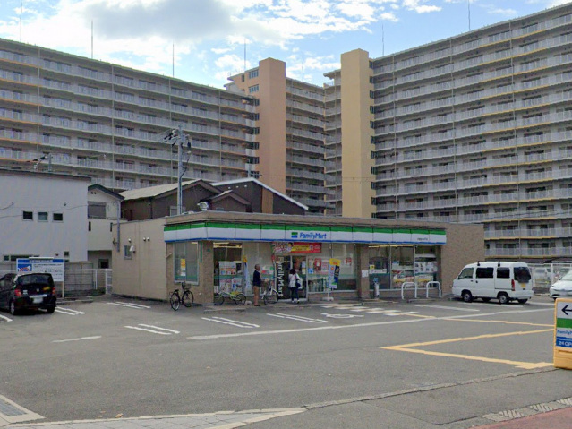 コンビニ　ファミリーマート平野長吉出戸店（コンビニ）まで279m