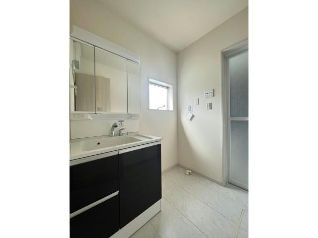 洗面設備　三面鏡付き洗面台