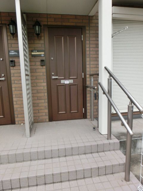 その他共有部分　駐車場からの玄関です。