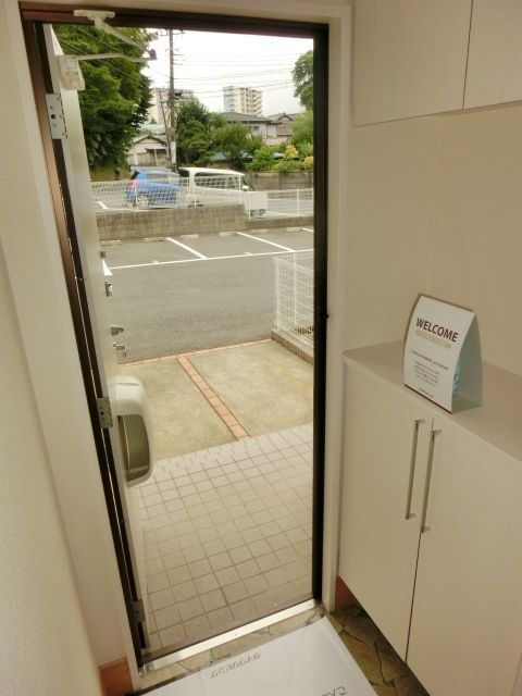 玄関　玄関にはトールタイプのシューズボックス。
