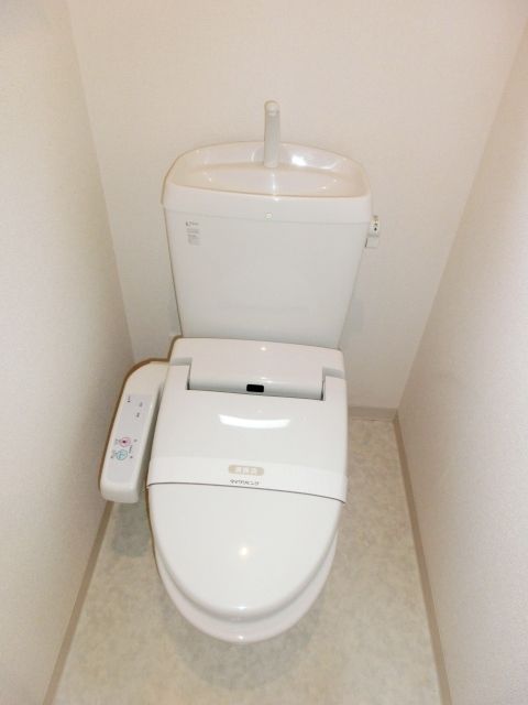 トイレ　ウォシュレット付きのトイレ。
