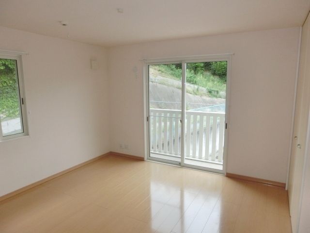 居室・リビング　２面採光で明るい洋室です。