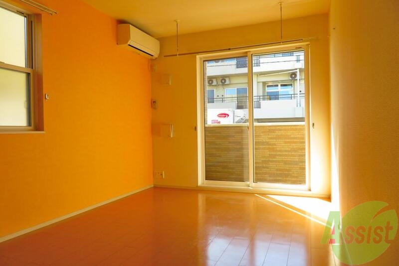 居室・リビング　南向き東向きの２面採光、陽当た良好な１３．６帖広いリビング