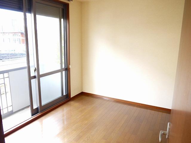 その他部屋・スペース　開放的な寝室です