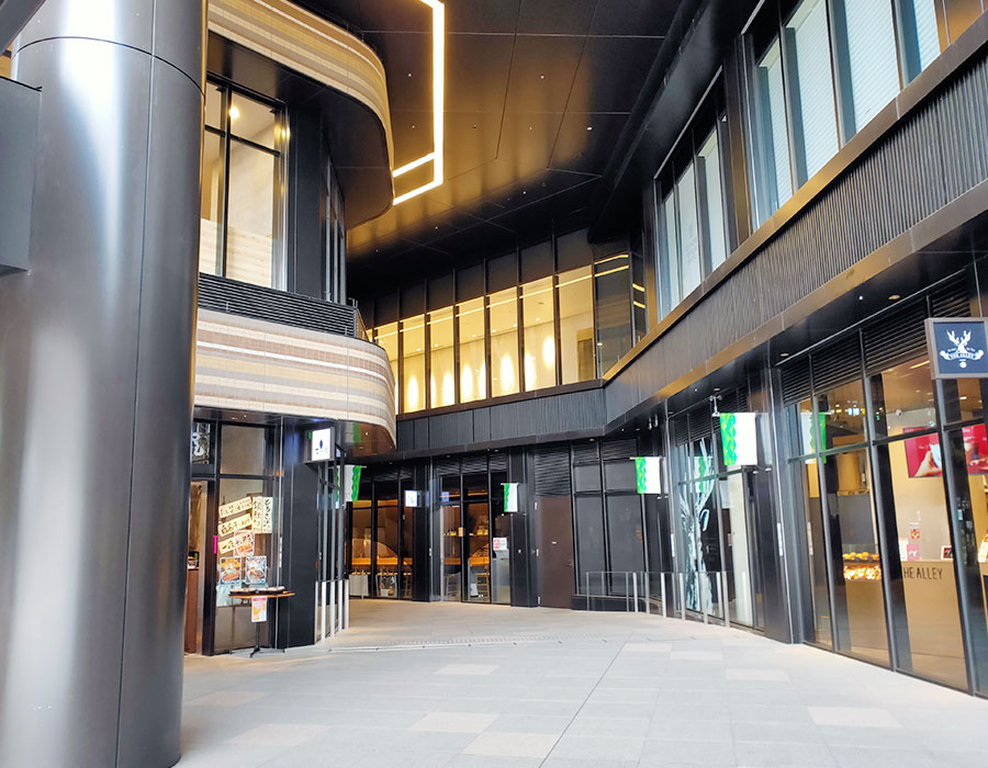 ショッピングセンター　コモレモール（ショッピングセンター）まで545m