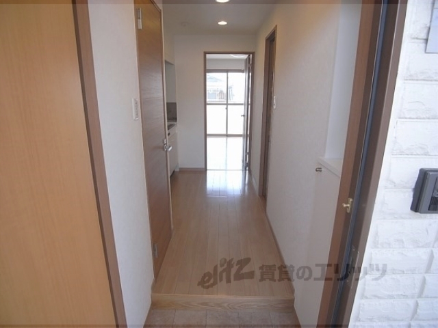 玄関　日当たりが良く、広いお部屋です。