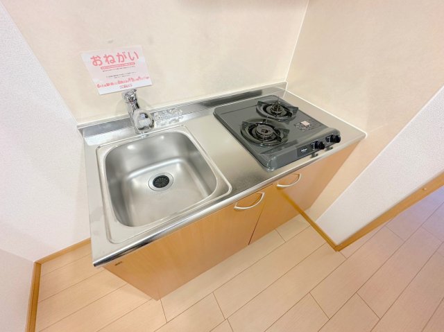 キッチン　ピカピカのミニキッチンです。お料理が楽しくなりますね。