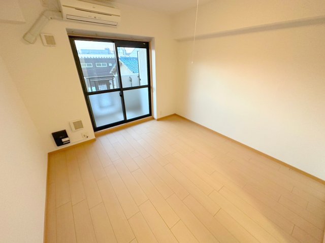 居室・リビング　家具配置がしやすいですね。