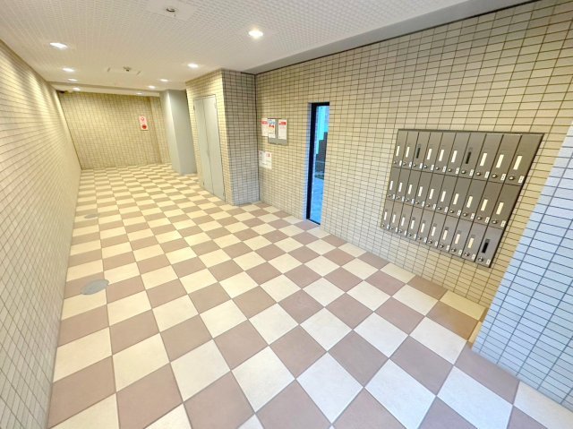 ロビー　ロビーにある各部屋毎のメールボックス。