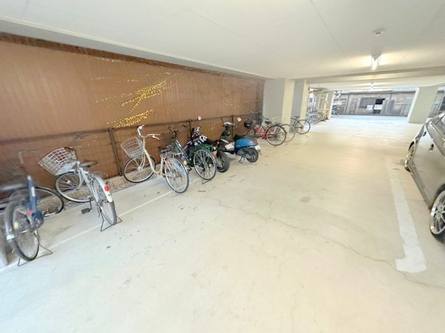 駐車場　敷地内にある駐輪場。雨の日にはうれしい屋根つきです。