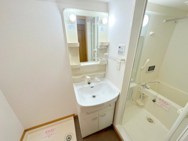 洗面設備　人気の独立洗面所にはうれしいシャンプードレッサーが付いてます