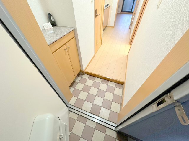 玄関　玄関に入るとお部屋まで一直線、明るい光が差し込みます。