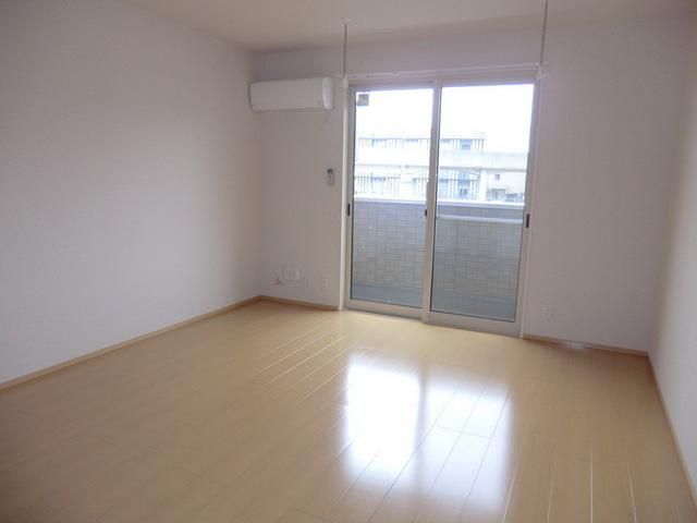 居室・リビング　エアコン　室内物干し完備