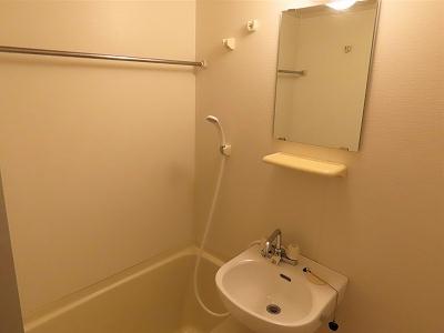 バス・シャワールーム　洗面台とユニット式のお風呂です