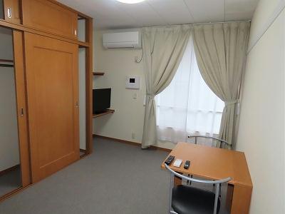 居室・リビング　カーテンやテーブル、テレビも備え付けです