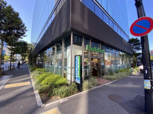 コンビニ　ファミリーマート 青山外苑東通り店（コンビニ）まで207m