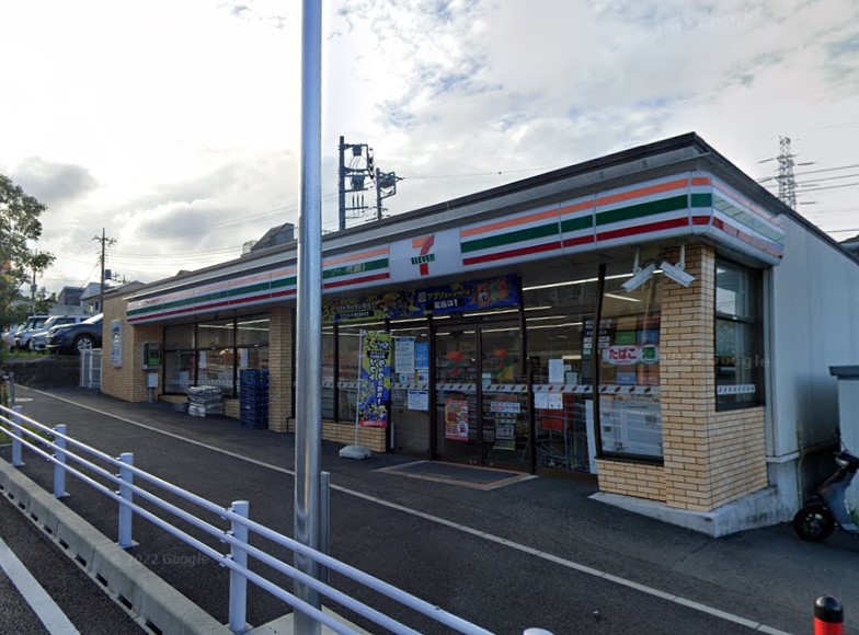 コンビニ　セブンイレブン（コンビニ）まで265m