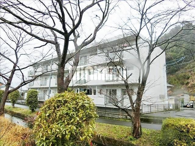 建物外観　重量感のある鉄筋コンクリートの外観。