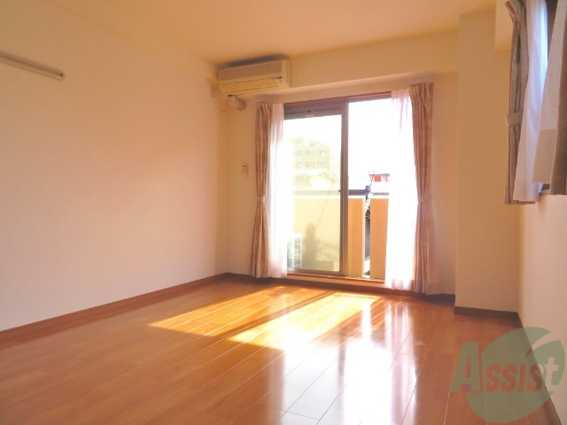 居室・リビング　陽の光が入るお部屋は心地良くて快適ですね。壁がシンプルです。