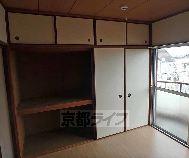 収納　壁一面の押入れです