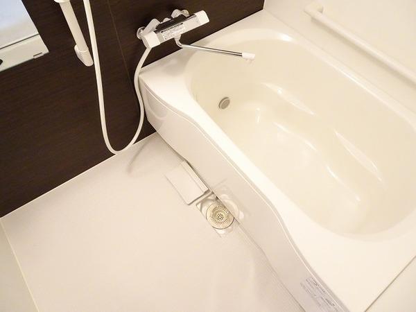 バス・シャワールーム　追い焚き機能付きバス！