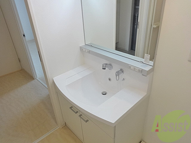 洗面設備　鏡が大きめです。シャンドレ付♪身支度もラクラクですね。
