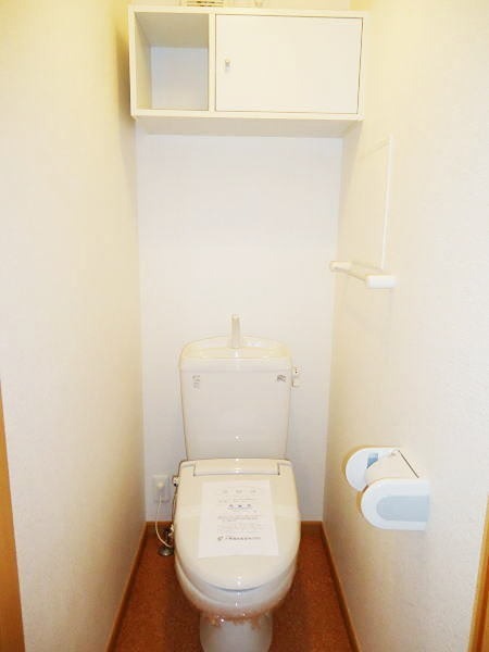 トイレ　暖房便座付き。