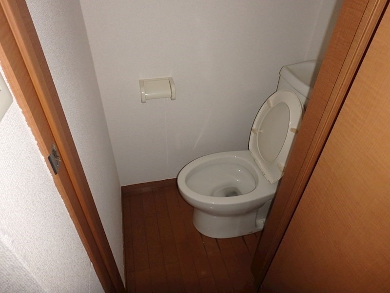 トイレ　※別タイプの参考画像になります。