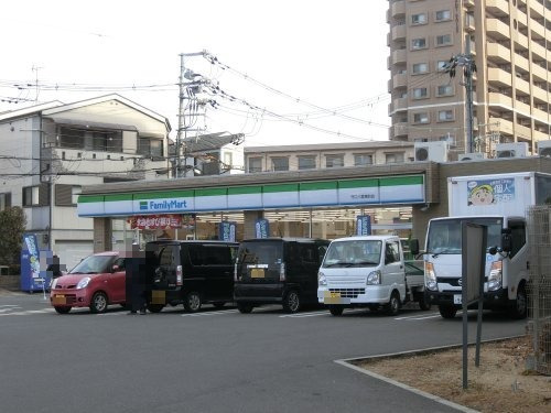 コンビニ　ファミリーマート 守口八雲東町店（コンビニ）まで469m