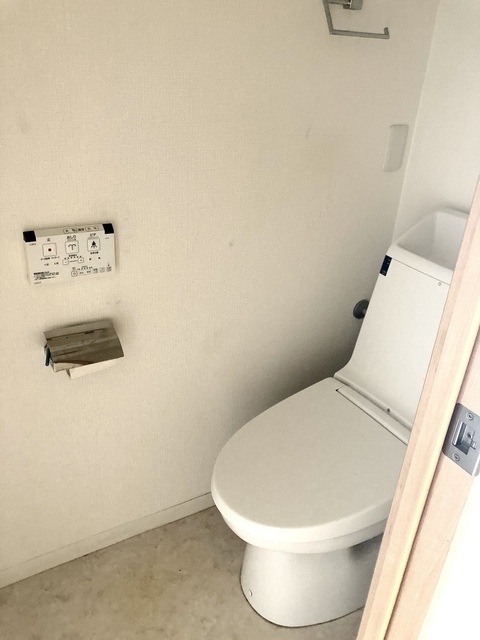 トイレ　温水洗浄機能付き便座※前回募集時の写真です