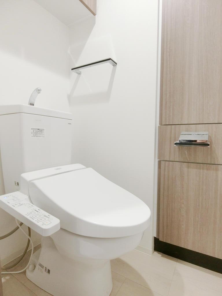 トイレ　温水洗浄暖房便座付きトイレです