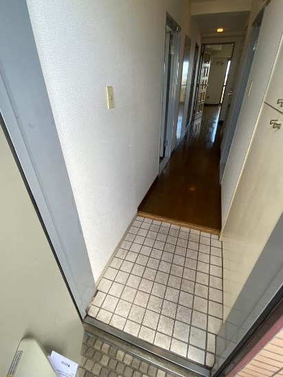 玄関　※別部屋の内装写真となります。