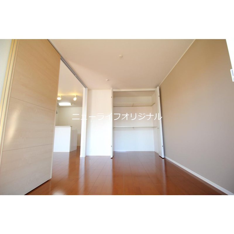 その他　洋室6帖　アクセントクロスでお洒落に空間を演出しています♪