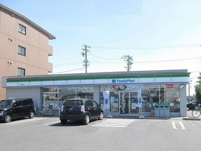 コンビニ　ファミリーマート（コンビニ）まで90m