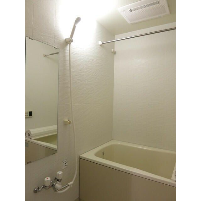 バス・シャワールーム　コンパクトで使いやすいお風呂です