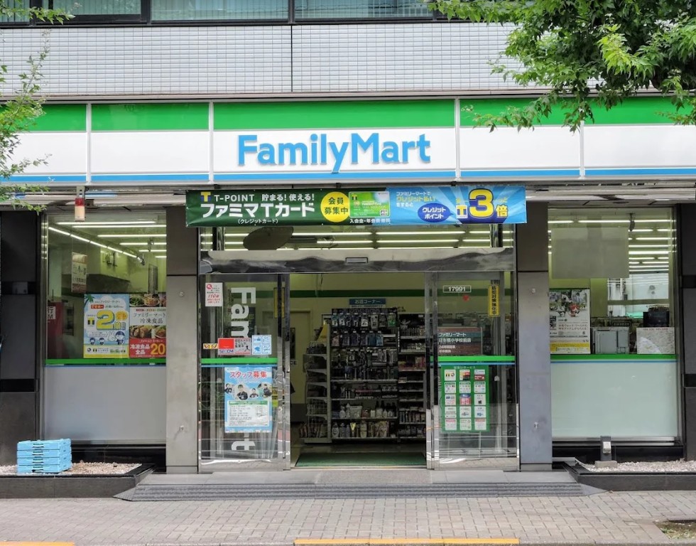 コンビニ　ファミリーマート日本橋小学校前店（コンビニ）まで99m