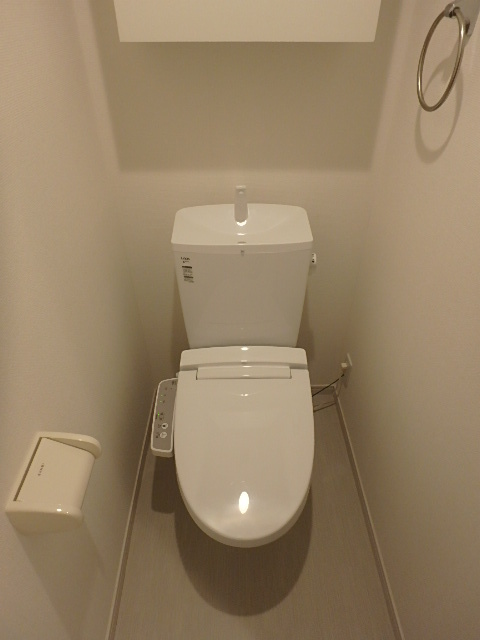 トイレ　上部に収納があるので、ストック品は収納へ…。