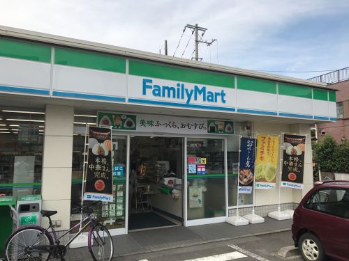 コンビニ　ファミリーマート（コンビニ）まで324m