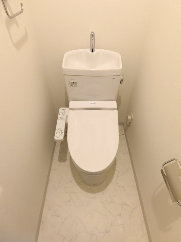 トイレ　機能的で快適な温水洗浄便座