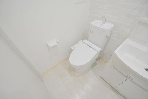 トイレ　綺麗なトイレにはウォシュレット標準装備です。