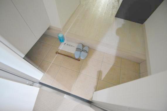 玄関　玄関に入るとお部屋まで一直線、明るい光が差し込みます。
