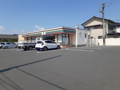 コンビニ　セブンイレブン前橋朝倉町1丁目店（コンビニ）まで807m